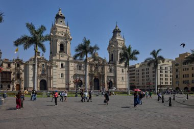 Lima Katedrali, Perus 'un başkentinin kalbinde asırlardır süregelen inanç, güç ve tarihi yansıtan barok kuleleri ve soluk taş gölgesi ile, Plaza Belediye Başkanı' nın üzerindeki ihtişamıyla yükseliyor.