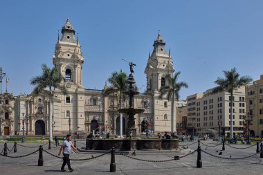 Lima Katedrali, Perus 'un başkentinin kalbinde asırlardır süregelen inanç, güç ve tarihi yansıtan barok kuleleri ve soluk taş gölgesi ile, Plaza Belediye Başkanı' nın üzerindeki ihtişamıyla yükseliyor.