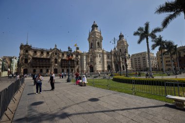 Lima Katedrali, Perus 'un başkentinin kalbinde asırlardır süregelen inanç, güç ve tarihi yansıtan barok kuleleri ve soluk taş gölgesi ile, Plaza Belediye Başkanı' nın üzerindeki ihtişamıyla yükseliyor.