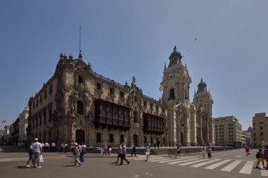 Lima Katedrali, Perus 'un başkentinin kalbinde asırlardır süregelen inanç, güç ve tarihi yansıtan barok kuleleri ve soluk taş gölgesi ile, Plaza Belediye Başkanı' nın üzerindeki ihtişamıyla yükseliyor.