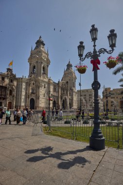 Lima Katedrali, Perus 'un başkentinin kalbinde asırlardır süregelen inanç, güç ve tarihi yansıtan barok kuleleri ve soluk taş gölgesi ile, Plaza Belediye Başkanı' nın üzerindeki ihtişamıyla yükseliyor.