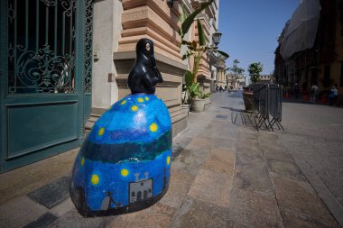 Tapada 'nın Gizemi Lima Tarihi Merkezi' nde duruyor. Bu canlı heykel Tapada Limea 'ya saygılarını sunuyor..