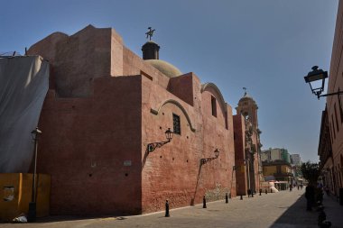 Iglesia de Nuestra Seora de la Soledad (Yalnızlık Leydimizin Kilisesi), Lima 'nın kalbinde bulunan tarihi bir tapınak. San Francisco Manastırı 'nın yanında.