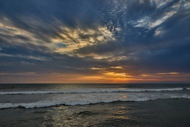 Mükemmel Lima Günbatımı hiçbir şey Costa Verde 'nin alacakaranlıktaki çiğ güzelliğiyle kıyaslanamaz. Güneşin ufuktan batışını Miraflores 'in kıyısından seyrediyorum.
