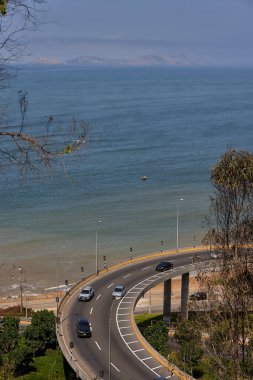 Costa Verde, şehir mühendisliği ve doğal güzelliğin eşsiz bir karışımını ortaya koyuyor. Bu dolambaçlı otoyol Lima 'nın deniz kıyısının nabzı. Şehrin yüksek uçurumları ile Pasifik' in sonsuz maviliği arasında gezginleri taşıyor..