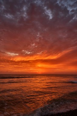 Mükemmel Lima Günbatımı hiçbir şey Costa Verde 'nin alacakaranlıktaki çiğ güzelliğiyle kıyaslanamaz. Güneşin ufuktan batışını Miraflores 'in kıyısından seyrediyorum.