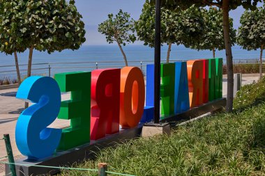 Miraflores 'teki Puente de la Paz' da canlı bir öğleden sonra. Yerliler ve ziyaretçiler uçurumlar ve okyanus manzaraları arasında kesişiyor. Yansımalar, renkler ve insanlar Limas 'ın eşsiz şehir enerjisi ve kıyı sakinliği karışımını yakalıyorlar..