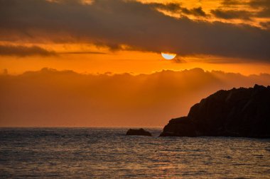 Caleta San Jos 'daki Altın Saat Caleta San Jos' da gün batımıyla birlikte gelen derin bir sessizlik var. Güneş engebeli volkanik kaya oluşumlarının arkasına batarken