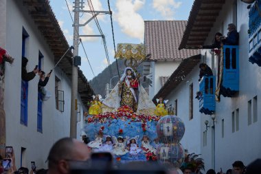 Paucartambo 'da dansçılar canlı Virgen del Carmen kutlamaları sırasında sokakları ritim, bağlılık ve neşe ile doldururken renk patladı..