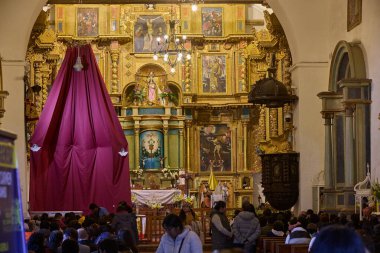 Paucartambo 'da dansçılar canlı Virgen del Carmen kutlamaları sırasında sokakları ritim, bağlılık ve neşe ile doldururken renk patladı..