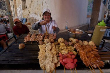 Paucartambo 'da dansçılar canlı Virgen del Carmen kutlamaları sırasında sokakları ritim, bağlılık ve neşe ile doldururken renk patladı..