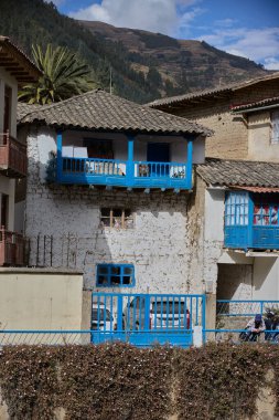 Paucartambo 'da dansçılar canlı Virgen del Carmen kutlamaları sırasında sokakları ritim, bağlılık ve neşe ile doldururken renk patladı..