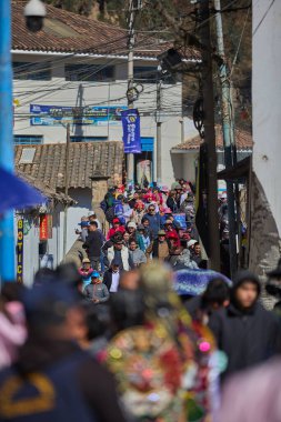 Paucartambo 'da dansçılar canlı Virgen del Carmen kutlamaları sırasında sokakları ritim, bağlılık ve neşe ile doldururken renk patladı..
