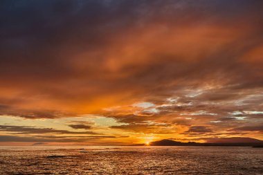 Isabela Adası 'ndaki keşif gününe nefes kesici bir son. İster sahilde dinlenin, ister yerel bir sahil barında bir şeyler için. Gün batımı burada Galapagos 'un sessiz görkeminin bir hatırlatıcısıdır..