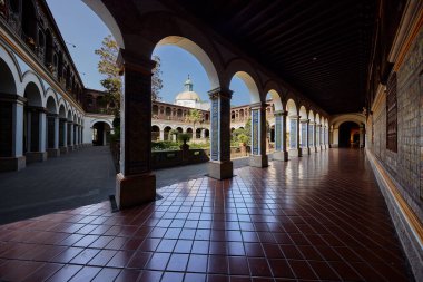Lima 'nın kalbinde sessizlik ve güneş ışığı. Convento de Santo Domingo, yüzyılların tarihinin her oyulmuş ahşap tavanda ve elle boyanmış fayanslarda korunduğu hareketli şehir sokaklarından barışçıl bir kaçış sunuyor..