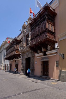 Lima 'nın kalbinde sessizlik ve güneş ışığı. Convento de Santo Domingo, yüzyılların tarihinin her oyulmuş ahşap tavanda ve elle boyanmış fayanslarda korunduğu hareketli şehir sokaklarından barışçıl bir kaçış sunuyor..