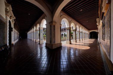 Lima 'nın kalbinde sessizlik ve güneş ışığı. Convento de Santo Domingo, yüzyılların tarihinin her oyulmuş ahşap tavanda ve elle boyanmış fayanslarda korunduğu hareketli şehir sokaklarından barışçıl bir kaçış sunuyor..