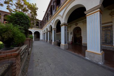 Lima 'nın kalbinde sessizlik ve güneş ışığı. Convento de Santo Domingo, yüzyılların tarihinin her oyulmuş ahşap tavanda ve elle boyanmış fayanslarda korunduğu hareketli şehir sokaklarından barışçıl bir kaçış sunuyor..