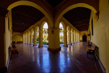 Lima 'nın kalbinde sessizlik ve güneş ışığı. Convento de Santo Domingo, yüzyılların tarihinin her oyulmuş ahşap tavanda ve elle boyanmış fayanslarda korunduğu hareketli şehir sokaklarından barışçıl bir kaçış sunuyor..