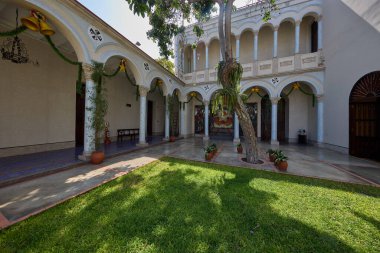 Lima 'nın kalbinde sessizlik ve güneş ışığı. Convento de Santo Domingo, yüzyılların tarihinin her oyulmuş ahşap tavanda ve elle boyanmış fayanslarda korunduğu hareketli şehir sokaklarından barışçıl bir kaçış sunuyor..