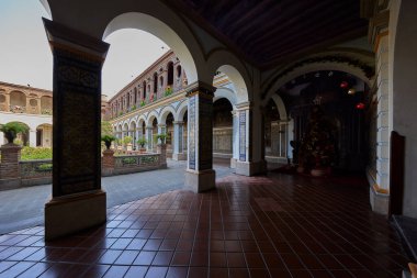 Lima 'nın kalbinde sessizlik ve güneş ışığı. Convento de Santo Domingo, yüzyılların tarihinin her oyulmuş ahşap tavanda ve elle boyanmış fayanslarda korunduğu hareketli şehir sokaklarından barışçıl bir kaçış sunuyor..