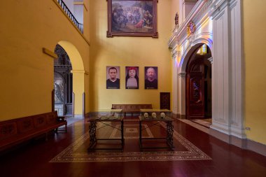 Lima 'nın kalbinde sessizlik ve güneş ışığı. Convento de Santo Domingo, yüzyılların tarihinin her oyulmuş ahşap tavanda ve elle boyanmış fayanslarda korunduğu hareketli şehir sokaklarından barışçıl bir kaçış sunuyor..