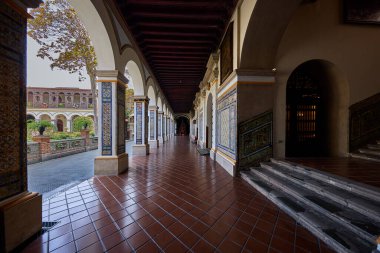 Lima 'nın kalbinde sessizlik ve güneş ışığı. Convento de Santo Domingo, yüzyılların tarihinin her oyulmuş ahşap tavanda ve elle boyanmış fayanslarda korunduğu hareketli şehir sokaklarından barışçıl bir kaçış sunuyor..