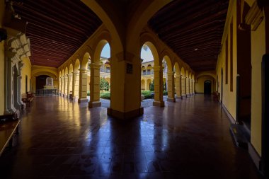 Lima 'nın kalbinde sessizlik ve güneş ışığı. Convento de Santo Domingo, yüzyılların tarihinin her oyulmuş ahşap tavanda ve elle boyanmış fayanslarda korunduğu hareketli şehir sokaklarından barışçıl bir kaçış sunuyor..