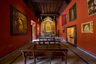 Lima 'nın kalbinde sessizlik ve güneş ışığı. Convento de Santo Domingo, yüzyılların tarihinin her oyulmuş ahşap tavanda ve elle boyanmış fayanslarda korunduğu hareketli şehir sokaklarından barışçıl bir kaçış sunuyor..