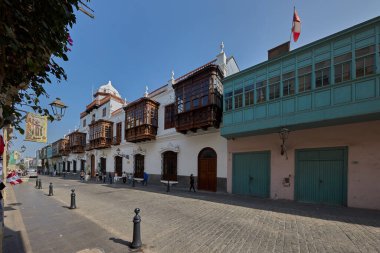 Casa Osambela, Limas tarihi şehir merkezinin zarif ahşap balkonları, neoklasik hatlar ve Peru 'nun ihtişamını yansıtan sakin sokak varlığının rafine bir sembolü olarak duruyor.