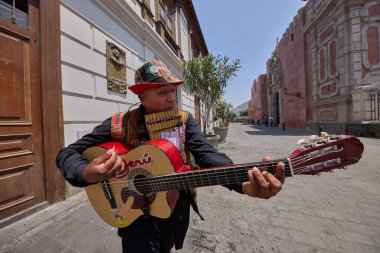 Lima şehir merkezindeki kaldırım taşı sokakları boyunca zamanda geri git. Plaza Belediye Başkanı 'nın ihtişamından asırlık manastırlarının gizli manastırlarına kadar tarihi merkez, Amerika' nın en zengin ve en güçlü valiliğinin hikayesini anlatıyor.