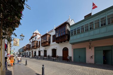 Casa Osambela, Limas tarihi şehir merkezinin zarif ahşap balkonları, neoklasik hatlar ve Peru 'nun ihtişamını yansıtan sakin sokak varlığının rafine bir sembolü olarak duruyor.