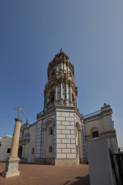 Lima 'daki Convento de Santo Domingo Antlaşması' nın ikonik çanları, yaklaşık 500 yıllık dini ve mimari tarihle tanımlanmış bir yer. Çanlar şehrin en tanınmış yerlerinden biri olan 46 metre uzunluğundaki Rococo Kulesi 'nde bulunuyor.