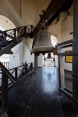 Lima 'daki Convento de Santo Domingo Antlaşması' nın ikonik çanları, yaklaşık 500 yıllık dini ve mimari tarihle tanımlanmış bir yer. Çanlar şehrin en tanınmış yerlerinden biri olan 46 metre uzunluğundaki Rococo Kulesi 'nde bulunuyor.