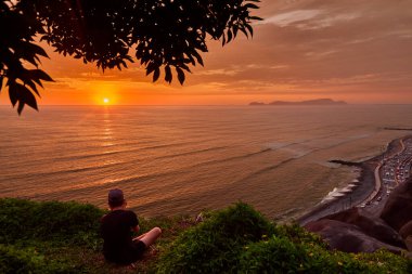 Mükemmel Lima Günbatımı hiçbir şey Costa Verde 'nin alacakaranlıktaki çiğ güzelliğiyle kıyaslanamaz. Güneşin ufuktan batışını Miraflores 'in kıyısından seyrediyorum.