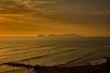 Mükemmel Lima Günbatımı hiçbir şey Costa Verde 'nin alacakaranlıktaki çiğ güzelliğiyle kıyaslanamaz. Güneşin ufuktan batışını Miraflores 'in kıyısından seyrediyorum.