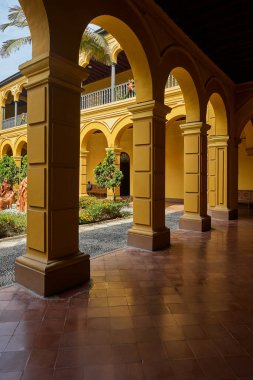Lima 'nın kalbinde sessizlik ve güneş ışığı. Convento de Santo Domingo, yüzyılların tarihinin her oyulmuş ahşap tavanda ve elle boyanmış fayanslarda korunduğu hareketli şehir sokaklarından barışçıl bir kaçış sunuyor..