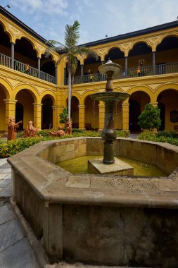 Lima 'nın kalbinde sessizlik ve güneş ışığı. Convento de Santo Domingo, yüzyılların tarihinin her oyulmuş ahşap tavanda ve elle boyanmış fayanslarda korunduğu hareketli şehir sokaklarından barışçıl bir kaçış sunuyor..