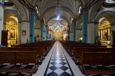 Lima 'nın kalbinde sessizlik ve güneş ışığı. Convento de Santo Domingo, yüzyılların tarihinin her oyulmuş ahşap tavanda ve elle boyanmış fayanslarda korunduğu hareketli şehir sokaklarından barışçıl bir kaçış sunuyor..