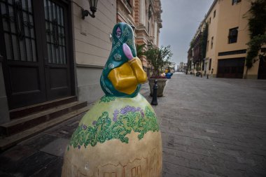 Lima, Peru 'daki Tarih Merkezi' nde Tapada Limea ikonisini tasvir eden çağdaş bir sokak heykeli. Heykel, göksel motifler ve siluetli şehir manzaraları içeren canlı, mavi tonlu bir duvar resmiyle boyanmıştır.,