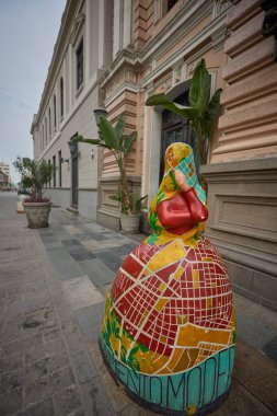 Lima, Peru 'daki Tarih Merkezi' nde Tapada Limea ikonisini tasvir eden çağdaş bir sokak heykeli. Heykel, göksel motifler ve siluetli şehir manzaraları içeren canlı, mavi tonlu bir duvar resmiyle boyanmıştır.,