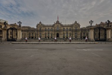 Lima şehir merkezindeki kaldırım taşı sokakları boyunca zamanda geri git. Plaza Belediye Başkanı 'nın ihtişamından, asırlık manastırlarının gizli manastırlarına kadar, tarihi merkez en zengin ve en güçlü başkanlık makamının hikayesini anlatıyor.