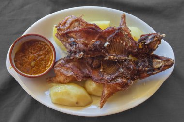 Geleneksel Cusco usulü ekmeklenmiş cuy (kobay), Andean lezzeti çıtır çıtır ve altın servis edilir. Bu ikonik Peru yemeği yerli malzemelerle İspanyol mutfağını harmanlıyor.,