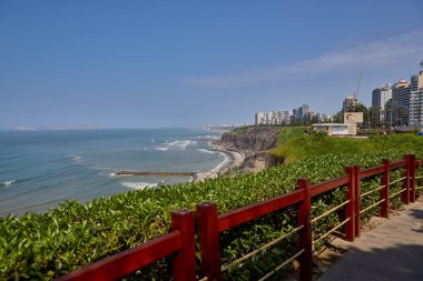 Miraflores 'de Malecn boyunca el ele dolaşın ve romantik yaz esintisinin sizi götürmesine izin verin. Pasifik Okyanusu 'nun sonsuz maviliği arka planınız ve yolu çevreleyen eşsiz ağaçlarla