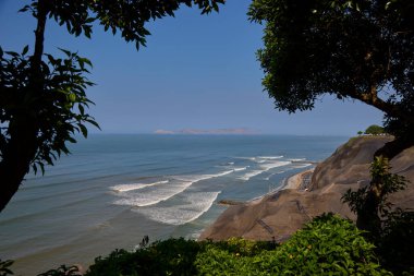 Miraflores 'de Malecn boyunca el ele dolaşın ve romantik yaz esintisinin sizi götürmesine izin verin. Pasifik Okyanusu 'nun sonsuz maviliği arka planınız ve yolu çevreleyen eşsiz ağaçlarla