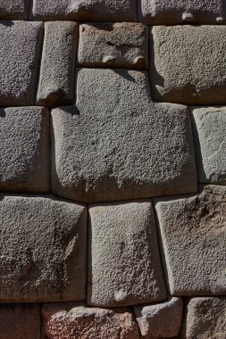 Yakın çekim Cusco, Peru 'daki antik Inka duvarcılığının dikkat çekici hassasiyetini gözler önüne seriyor. Görüntü, taş işçiliğinin 