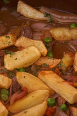 Lomo Saltado, Peru füzyon gastronomisindeki en ünlü yemek. Bu özel versiyon geleneksel 