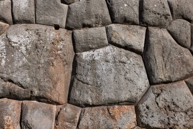 Cusco 'nun dışındaki Sacsayhuamn Kalesi' nde bulunan megalitik taş ustasının yüksek detaylı bir görüntüsü. Bu bölge İnka mühendisliğinin bir başyapıtıdır ve Amerika 'daki en etkileyici arkeolojik komplekslerden biri olmaya devam etmektedir..