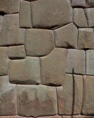 Yakın çekim Cusco, Peru 'daki antik Inka duvarcılığının dikkat çekici hassasiyetini gözler önüne seriyor. Görüntü, taş işçiliğinin 