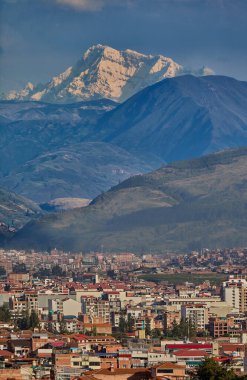 Cusco sokaklarında dolaşmak, yaşayan bir müzeye adım atmak gibidir. Her köşede antik uygarlıklar ve koloni ihtişamı vardır..